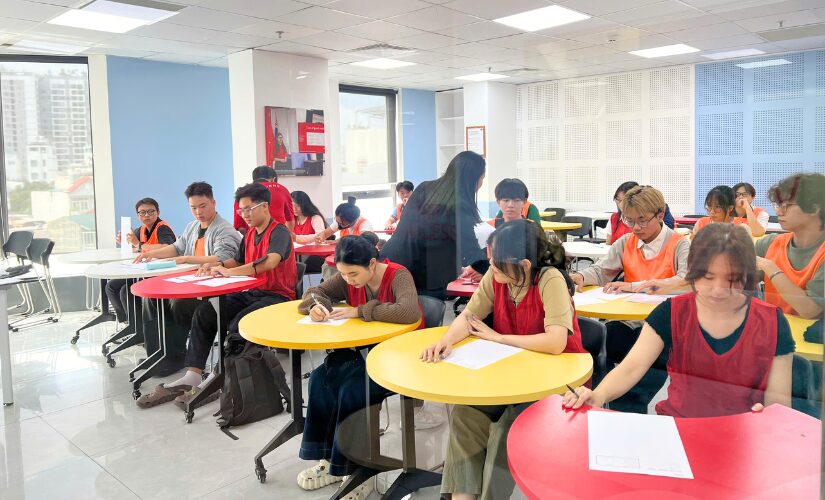 Các sinh viên nghiêm túc làm bài thi tiếng Anh