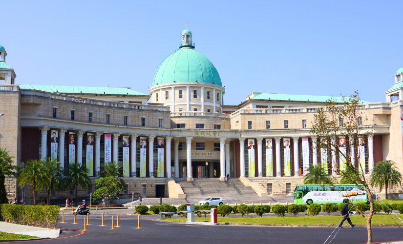 Thư viện Asia University Đài Loan với mái vòm xanh, mang phong cách kiến trúc châu Âu