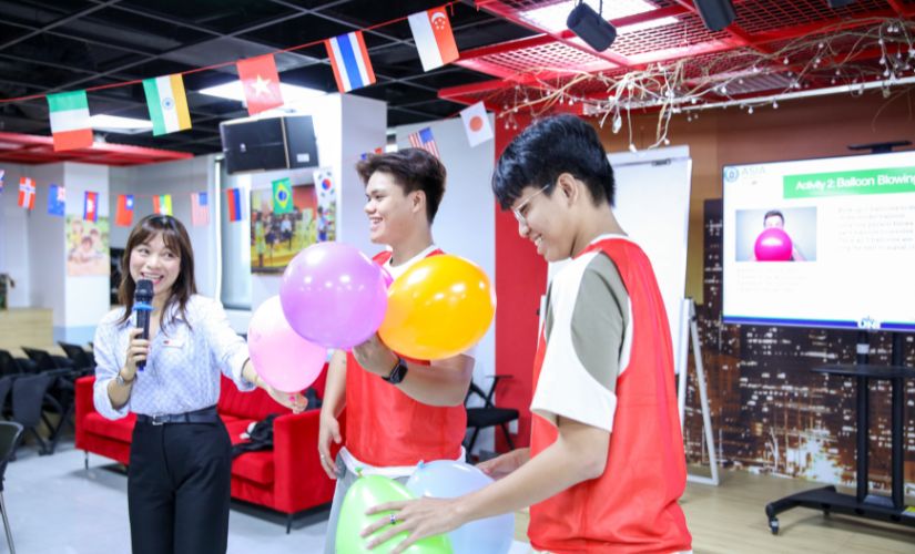 Tân sinh viên Asia University Vietnam thêm gắn kết với các hoạt động nhóm