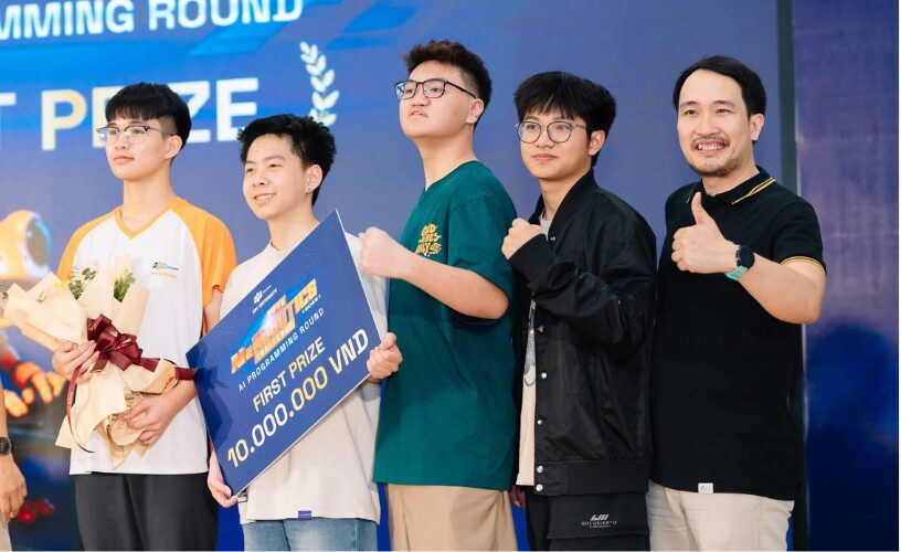 Không chỉ là người đưa ra những ý tưởng cơ chế táo bạo để hoàn thiện robot, Đạt - sinh viên đạt học bổng bán dẫn Asia University Vietnam còn là người "giữ lửa", củng cố tinh thần cho cả đội