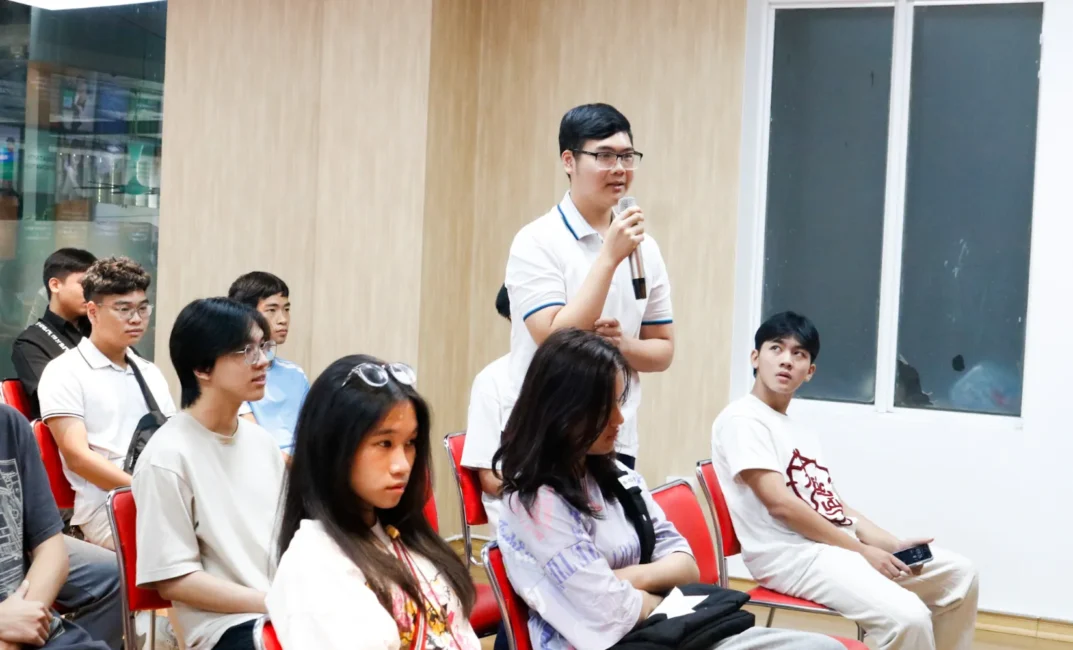 Chương tr&igrave;nh đ&agrave;o tạo của Asia University Vietnam ch&uacute; trọng việc ứng dụng AI li&ecirc;n ng&agrave;nh, cho ph&eacute;p sinh vi&ecirc;n trải nghiệm thực tế tại c&aacute;c khu vực m&ocirc; phỏng hiện đại