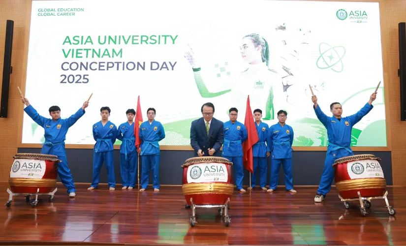 Giám đốc Asia University Vietnam - Ông Hoàng Việt Hà đánh trống mở màn Asia University Vietnam Conception Day 2025
