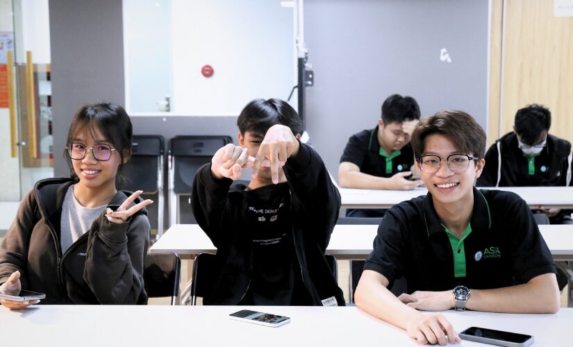 Sinh viên hào hứng tham gia nhiều hoạt động trong buổi gặp mặt câu lạc bộ Asia University Vietnam