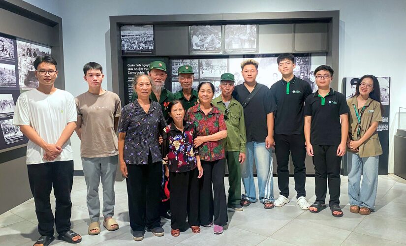 Trong chuyến đi học qua trải nghiệm này, sinh viên Asia University Vietnam chụp ảnh lưu niệm cùng các bác cựu chiến binh và khách tham quan tại Bảo tàng Lịch sử Quân sự Việt Nam