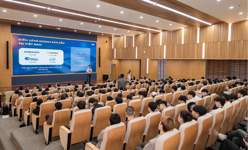 Lộ trình chinh phục mức lương khởi điểm 2000 USD trong ngành Bán dẫn đòi hỏi một sự chuẩn bị toàn diện, kỹ lưỡng từ các bạn trẻ