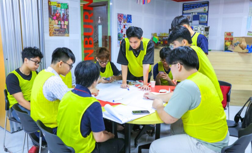 Trong môi trường giáo dục quốc tế, sinh viên còn có cơ hội tham gia nhiều câu lạc bộ, sự kiện học thuật và workshop chuyên ngành