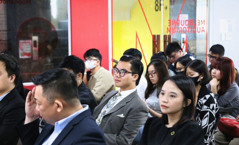 Đông đảo chuyên gia và doanh nghiệp tham dự hội thảo, cùng tìm kiếm giải pháp phát triển bền vững cho ngành thương mại điện tử và chuỗi cung ứng Việt Nam