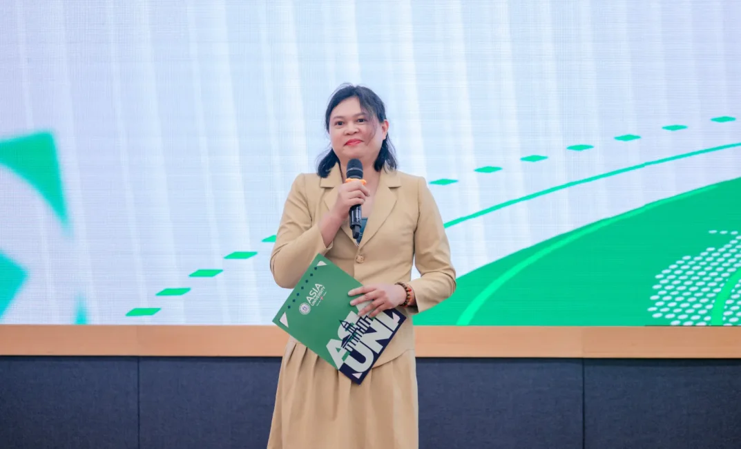 Chị Lan Anh, phụ huynh em Hồng Quân phát biểu tại Conception Day 2025 của Asia University Vietnam