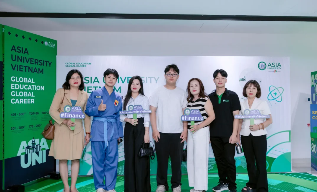 Chị Hằng (đứng thứ 3 từ trái sang) và em Quốc Anh (đứng thứ 2 từ trái sang) check-in cùng các phụ huynh khác tại Conception Day 2025