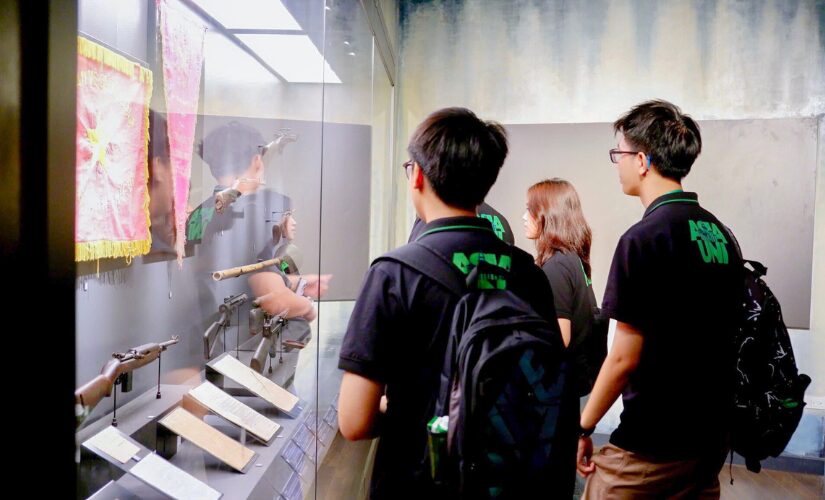 Sinh viên Asia University Vietnam xúc động khi tham quan những hiện vật lịch sử và lắng nghe câu chuyện hào hùng tại Bảo tàng Lịch sử Quân sự Việt Nam qua chuyến đi học qua trải nghiệm