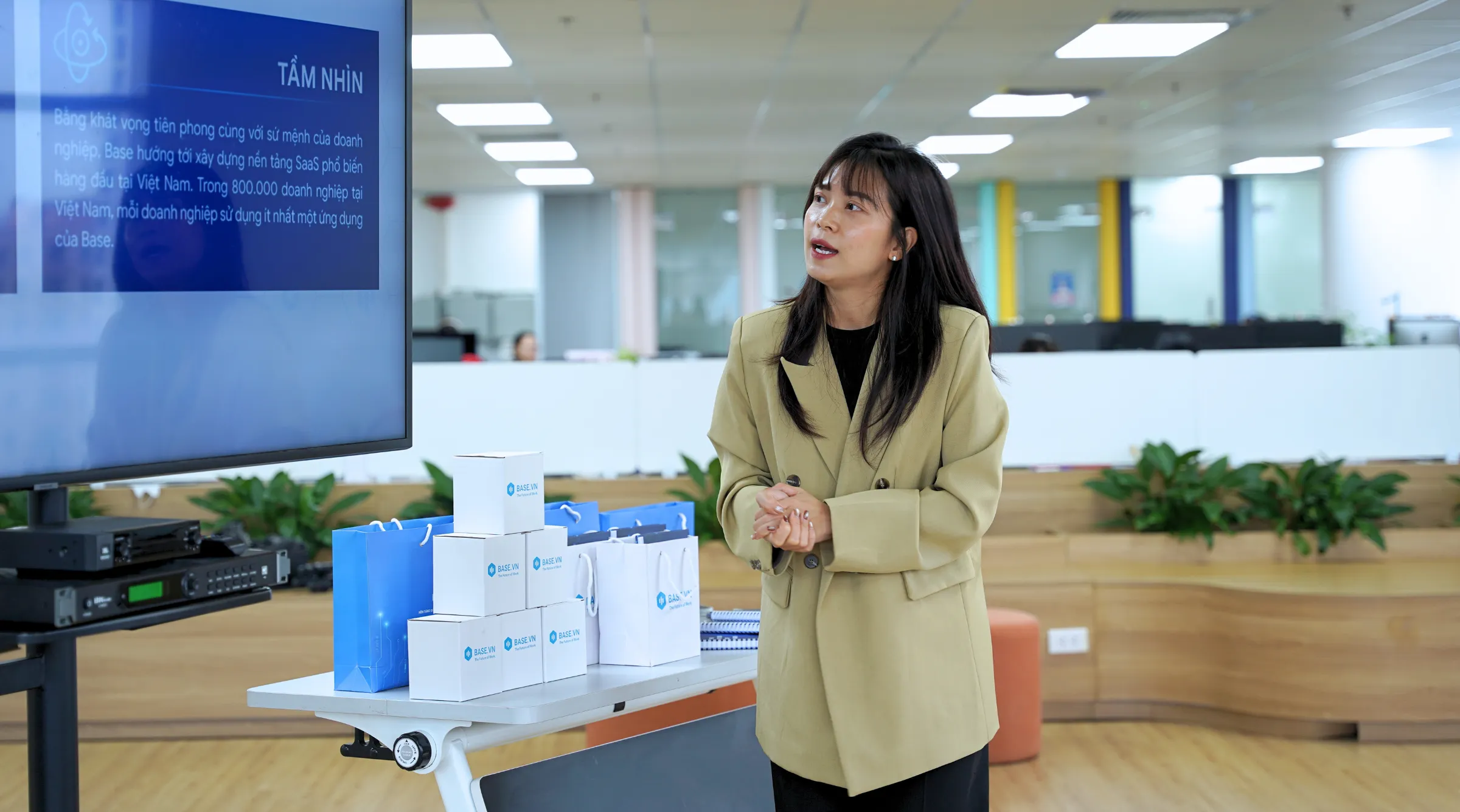 Bà Nguyễn Thị Dung (Trưởng nhóm Phát triển và Đào tạo Base.vn) chia sẻ về hành trình phát triển của công ty với sinh viên Asia University Vietnam.