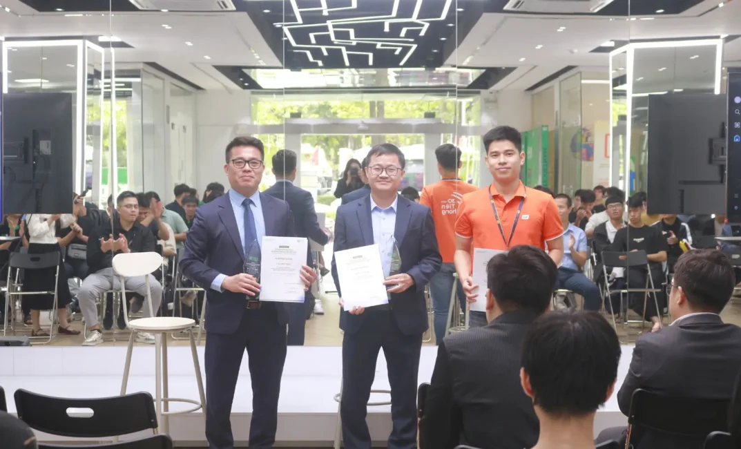 Đại diện Asia University Vietnam cùng các diễn giả chụp ảnh kỷ niệm cuối hội thảo quốc tế về ngành bán dẫn và AI