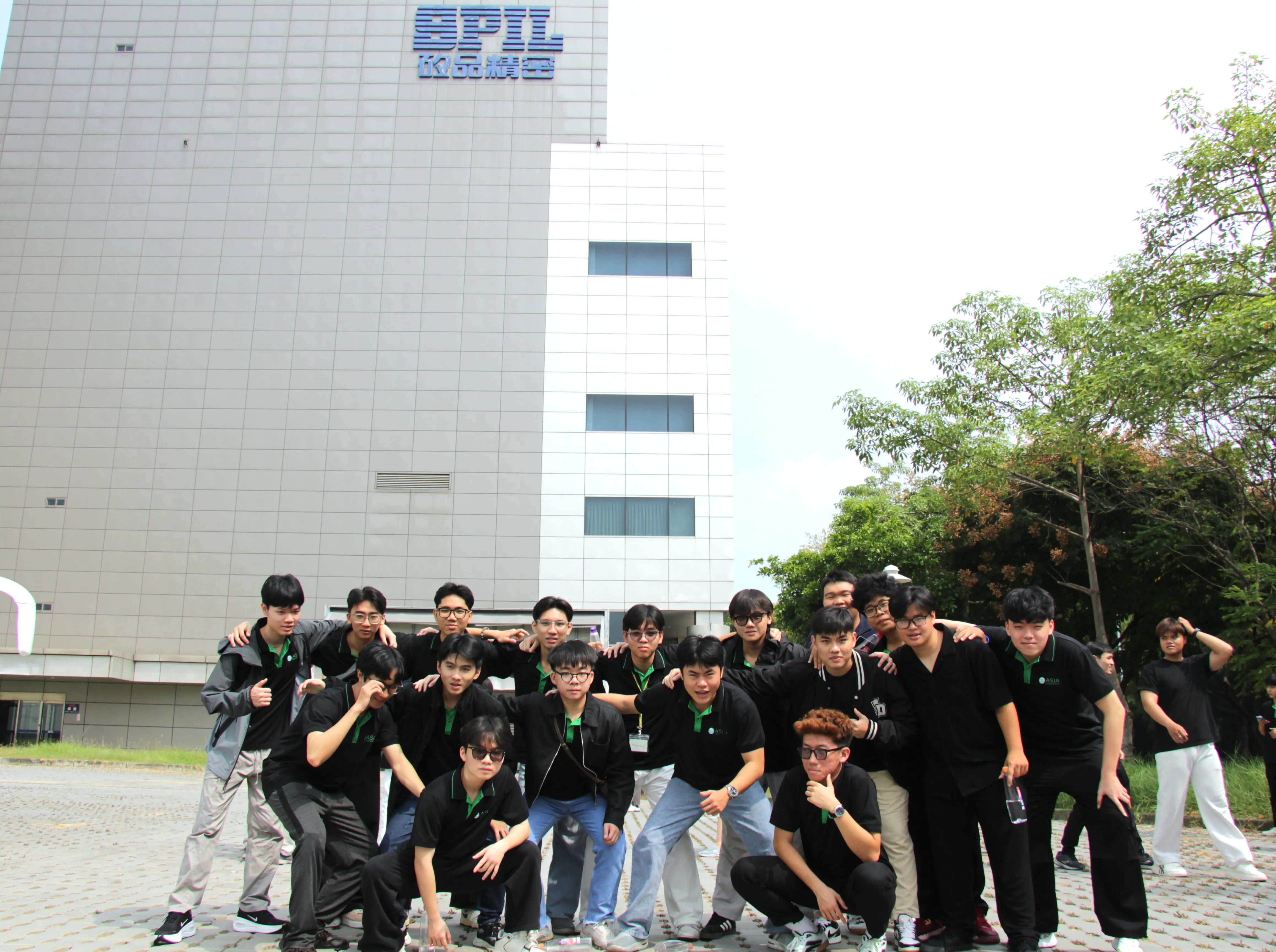 Nhóm sinh viên Asia University Vietnam hào hứng chụp ảnh lưu niệm trước trụ sở SPIL