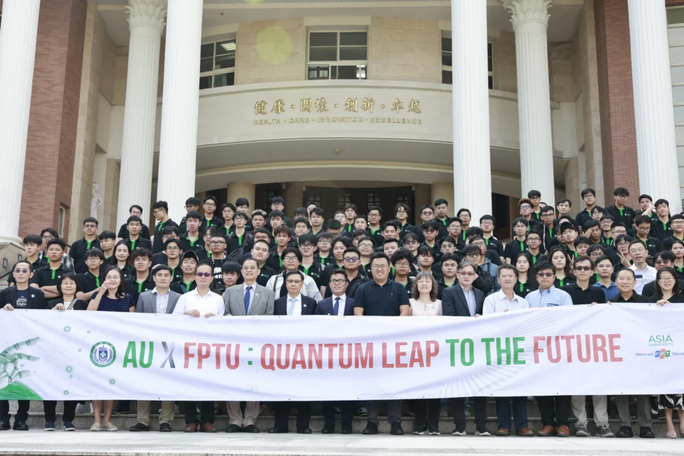 Toàn thể sinh viên và giảng viên đại diện Asia University Vietnam chụp ảnh lưu niệm cùng ban lãnh đạo Asia University (Đài Loan) trong chuyến thăm và giao lưu học thuật