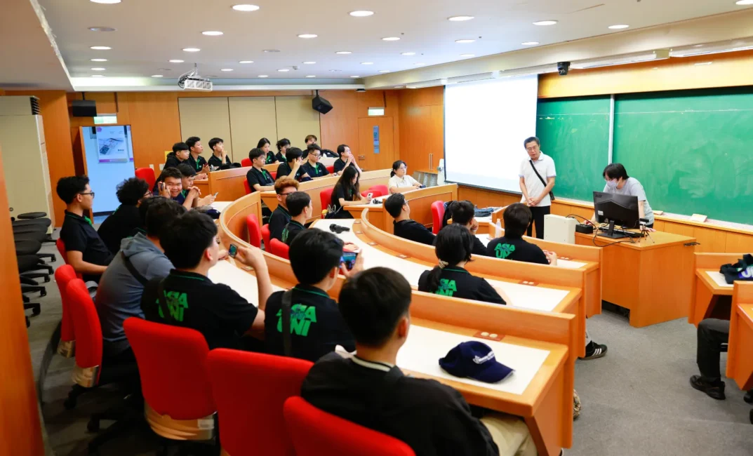 Sinh viên Asia University Vietnam tham gia buổi hướng dẫn tham quan tại Asia University trong chuyến kiến học tại Đài Loan