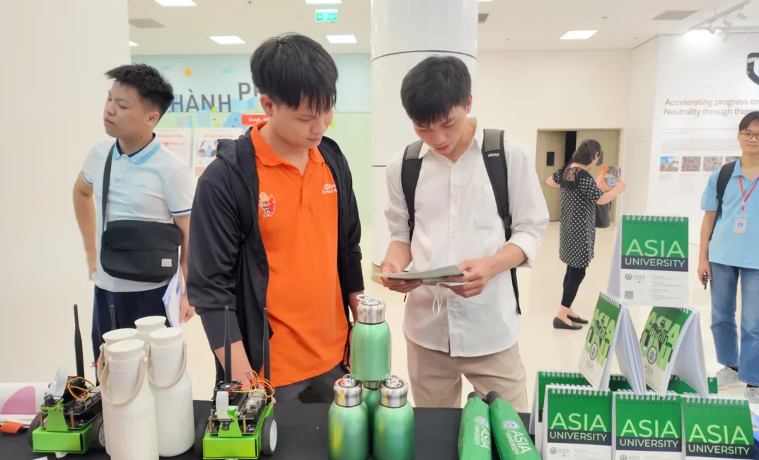 Nhiều học sinh đến tham quan gian hàng của Asia University Vietnam tại ngày hội đổi mới sáng tạo
