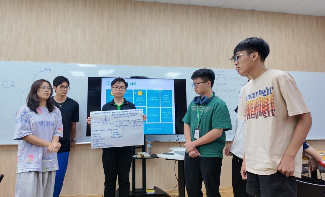 Sinh viên Asia University Vietnam tự tin trình bày ý tưởng của mình tại buổi học