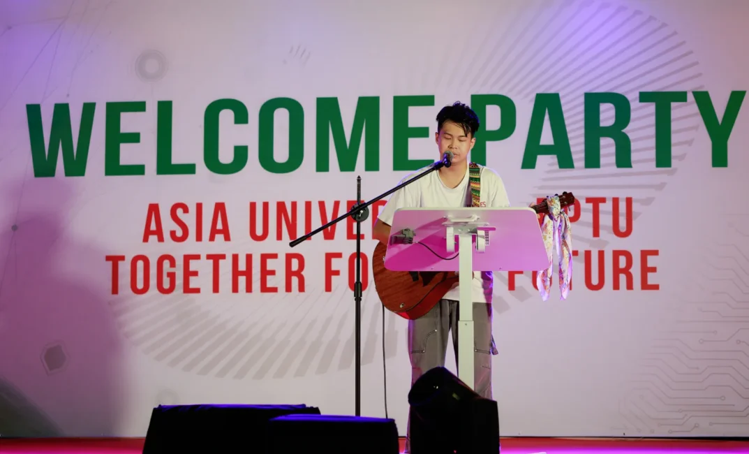 Sinh viên Asia University Vietnam biểu diễn văn nghệ tại buổi giao lưu với giảng viên, sinh viên Asia University trong chuyến kiến học tại Đài Loan