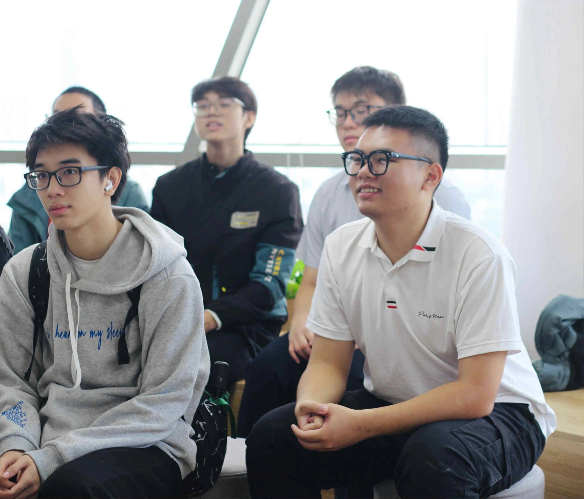 Các sinh viên của Asia University Vietnam hào hứng lắng nghe những chia sẻ từ đại diện doanh nghiệp Base