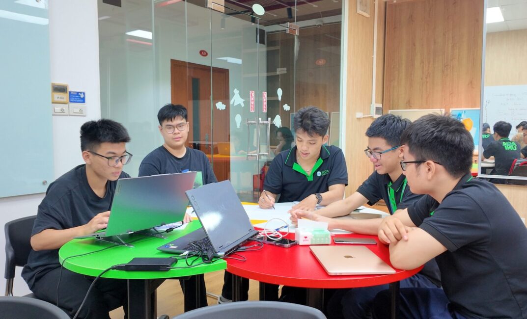 Sinh viên Asia University Vietnam thảo luận nhóm