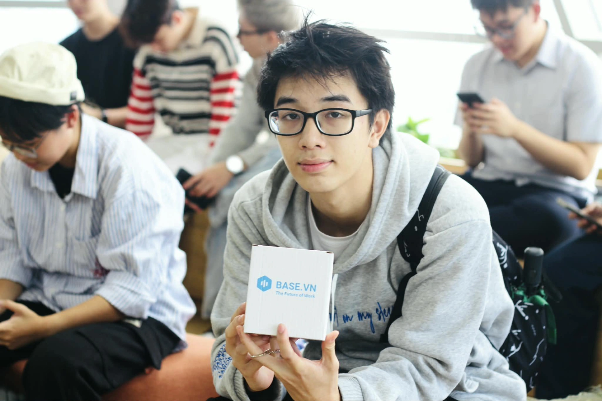 Sinh viên Asia University Vietnam nhận quà từ doanh nghiệp Base