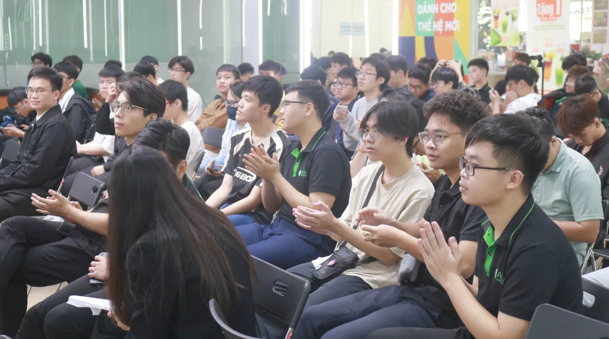 Sinh viên Asia University Vietnam chăm chú lắng nghe phần chia sẻ của chuyên gia tại hội thảo trí tuệ nhân tạo, công nghệ bán dẫn và tương lai nguồn nhân lực