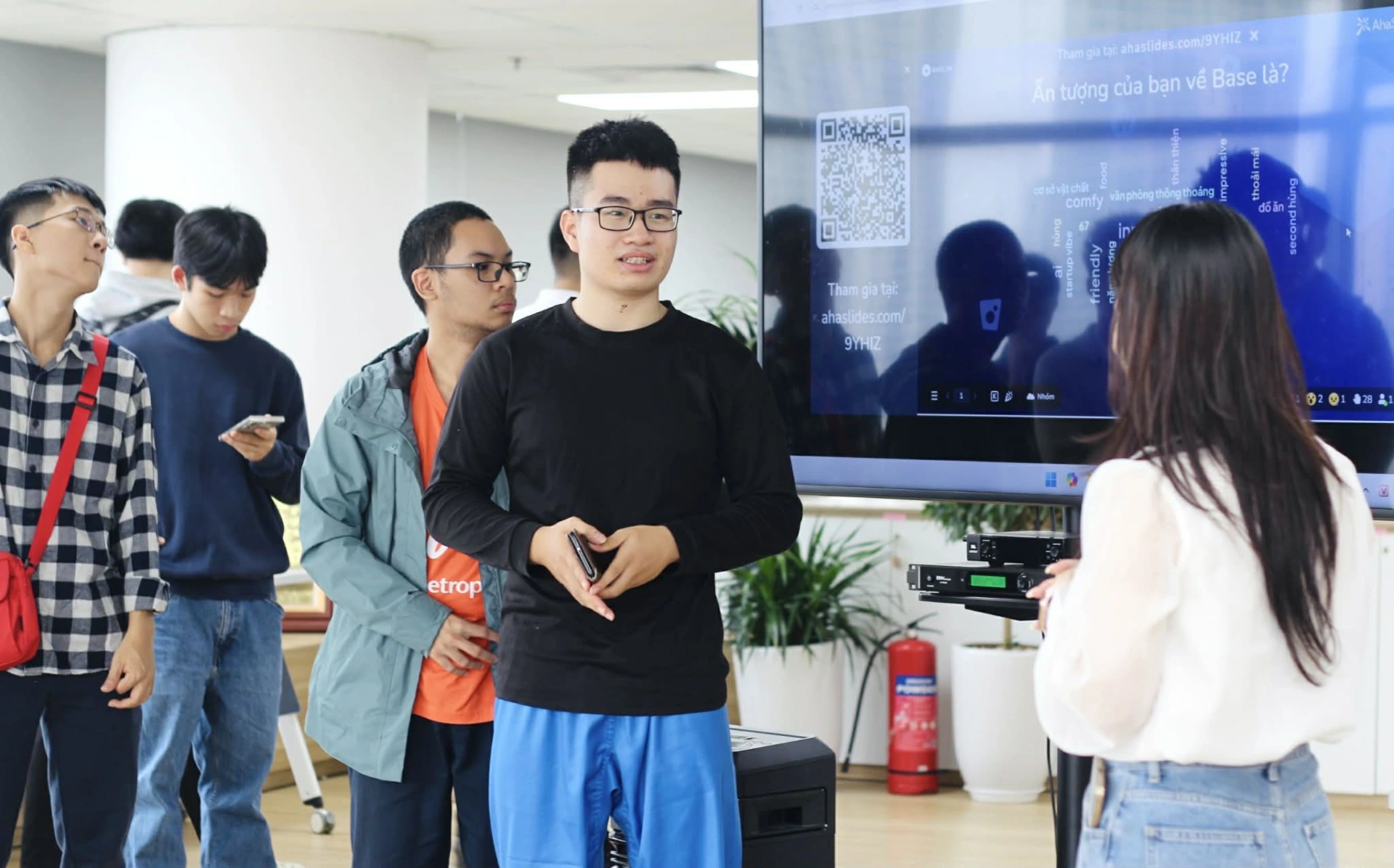 Sinh viên Asia University Vietnam tự tin trình bày quan điểm của mình cùng đại diện Base.vn