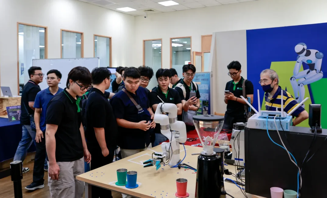 Sinh viên Asia University Vietnam tham quan những thiết bị hiện tại tại Asia University trong chuyến kiến học tại Đài Loan