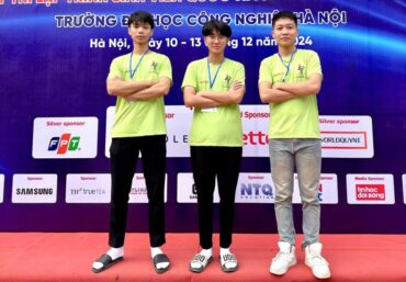 Em Đỗ Thanh Tùng (ngoài cùng bên phải), sinh viên ngành bán dẫn tại Asia University Vietnam chia sẻ về sự trưởng thay sau mỗi cuộc thi, dự án