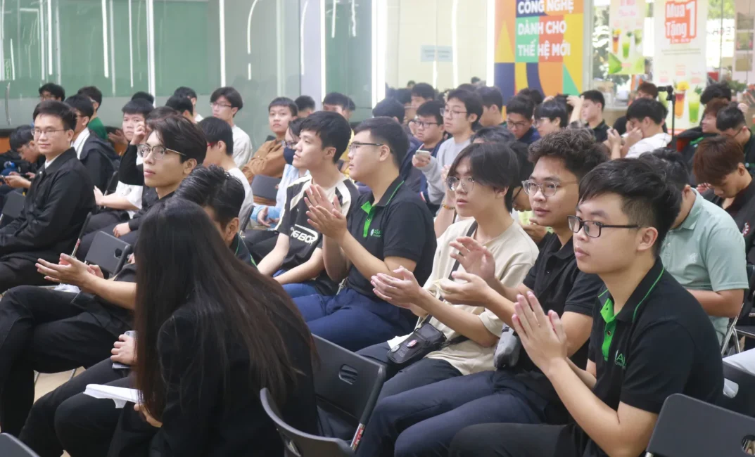 Sinh viên hào hứng lắng nghe những góc nhìn mới về ngành bán dẫn và trí tuệ nhân tạo