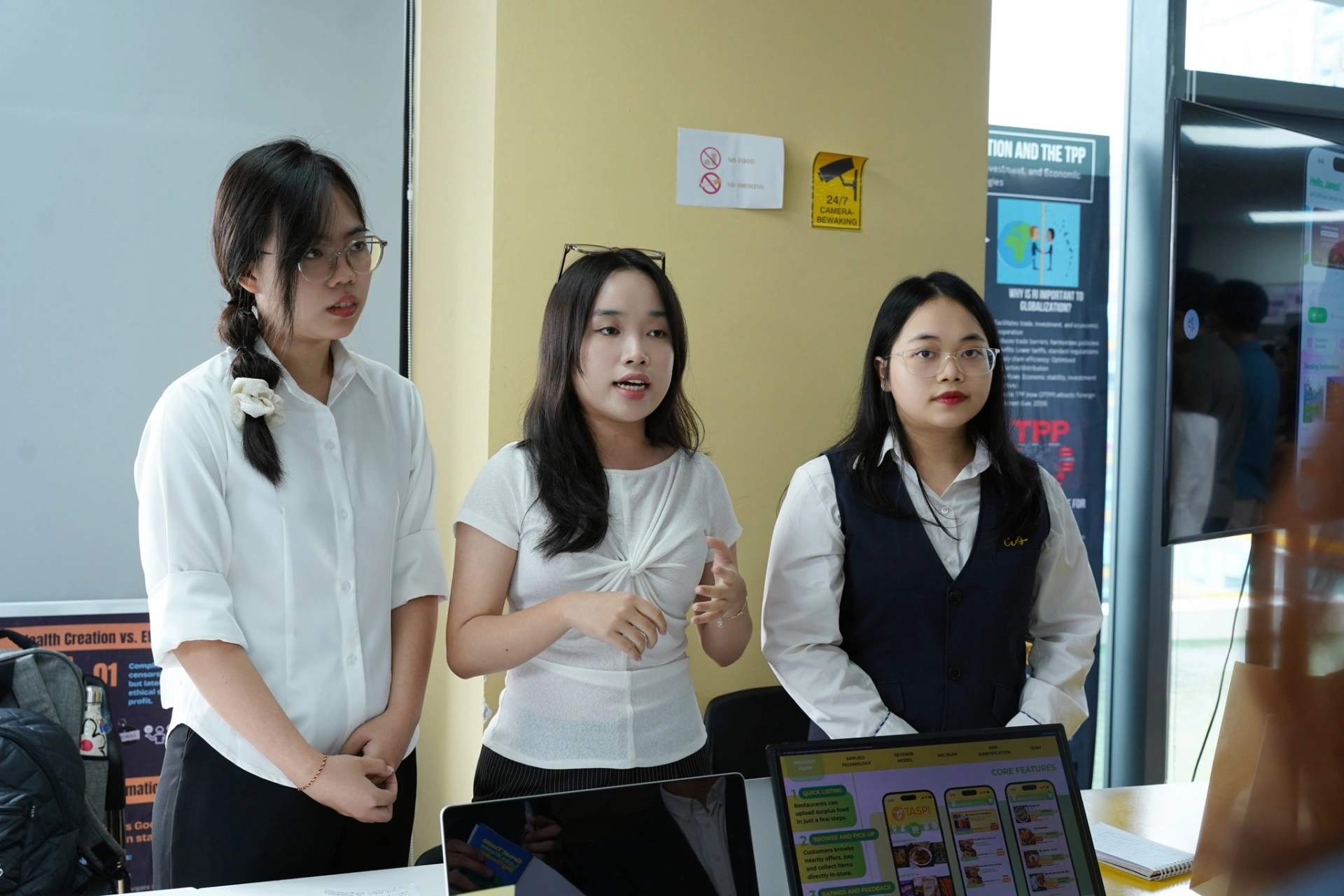 Taspi – “Great Taste Less Waste” – ứng dụng kết nối thực phẩm thừa để giảm lãng phí tại Bootcamp Swin-Biz-Rockstar 2025