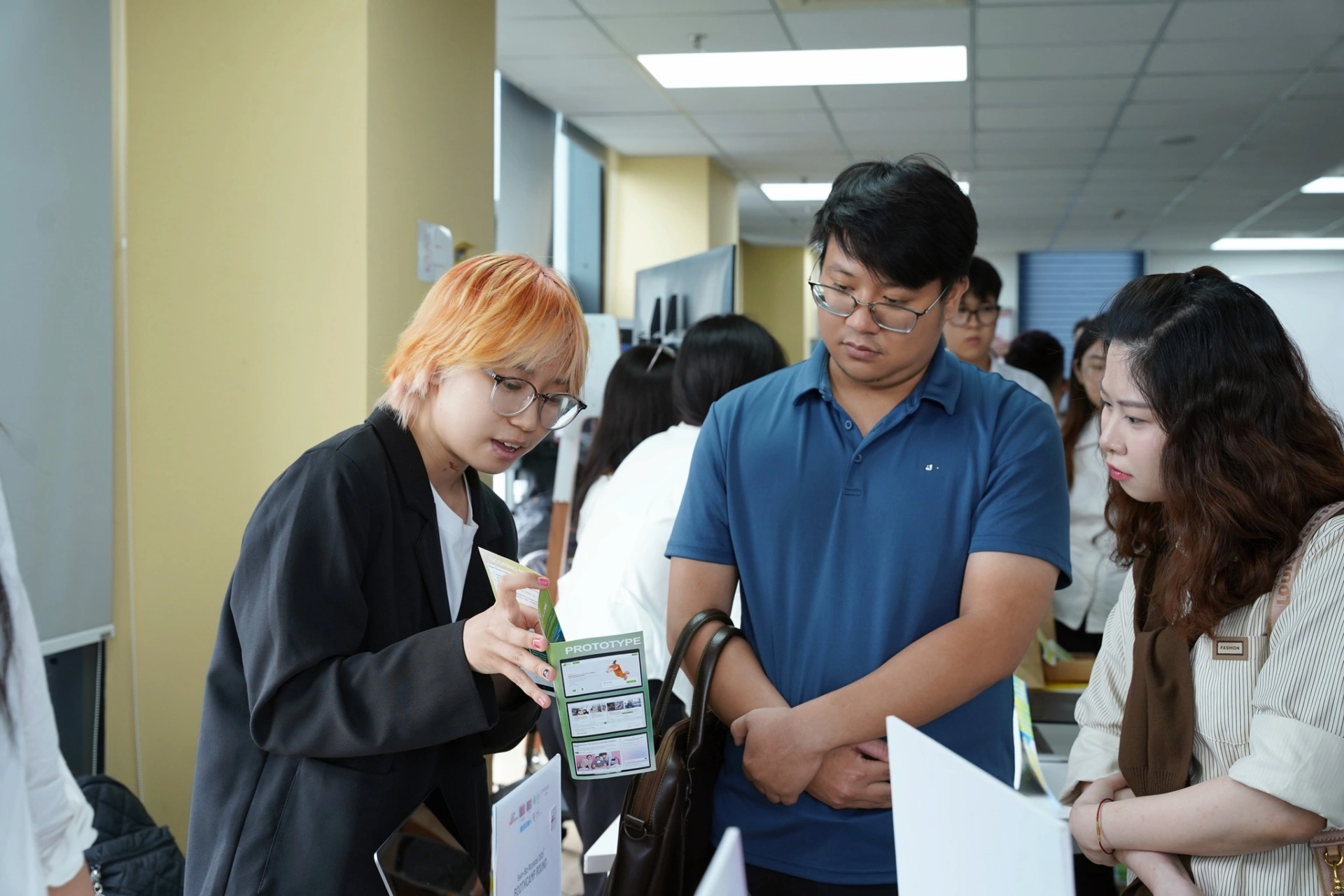 Sinh viên trình bày ý tưởng trước ban giám khảo Bootcamp cuộc thi Swin-Biz-Rockstar 2025