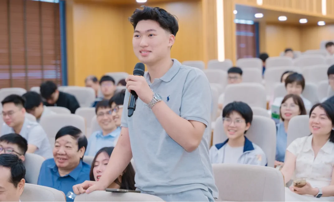 Tân sinh viên Asia University Vietnam - em Trần Công Minh giờ đây đã trở thành Chủ nhiệm CLB Bán dẫn
