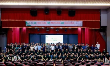 Đoàn sinh viên Asia University Vietnam chụp ảnh cùng giảng viên, ban lãnh đạo Asia University