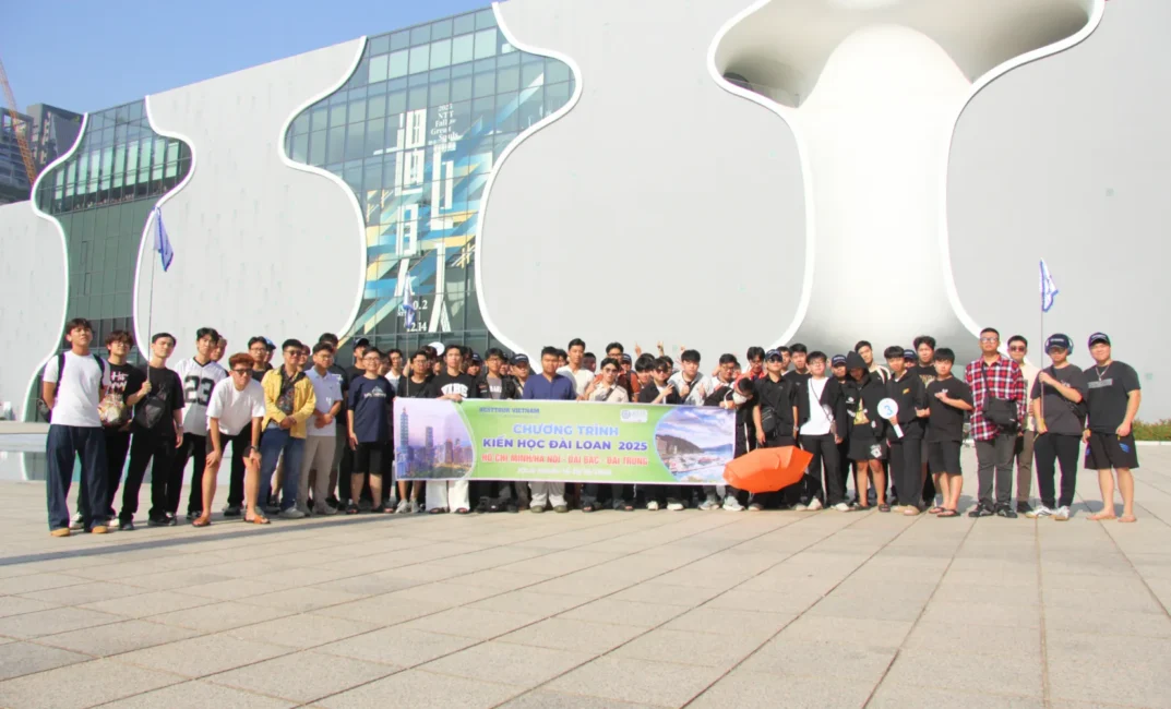 Đoàn sinh viên Asia University Vietnam chụp ảnh tại Nhà hát Quốc gia Đài Trung trong chuyến kiến học tại Đài Loan
