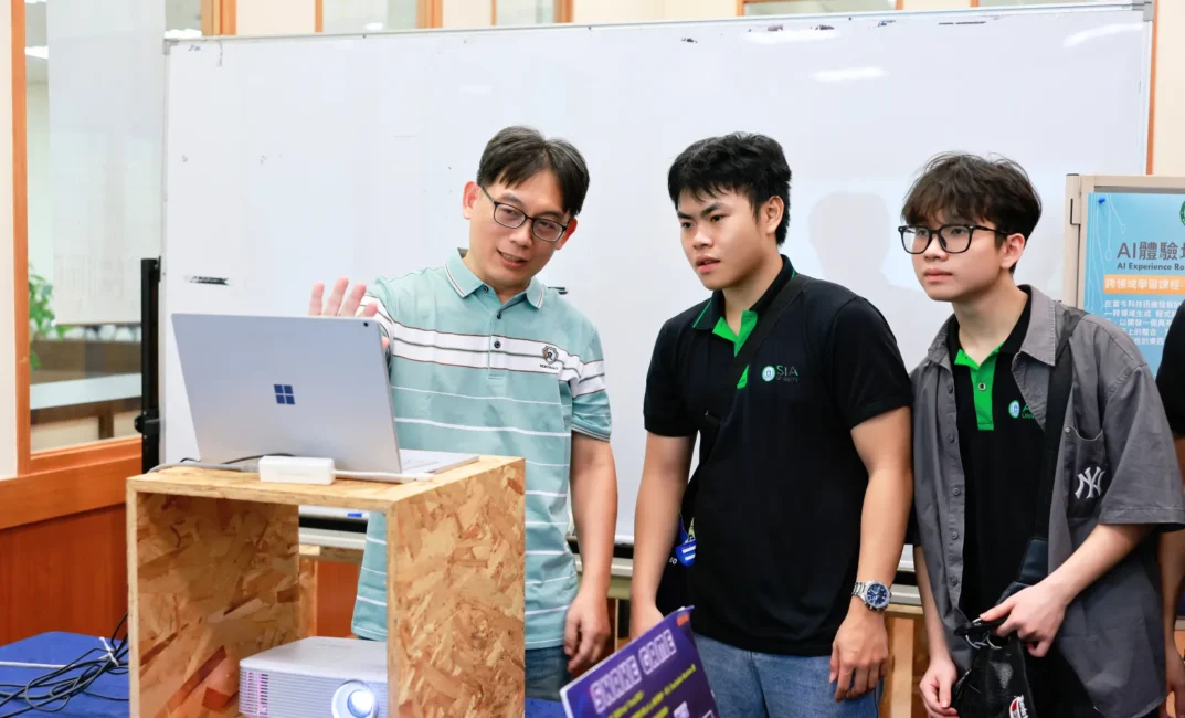 Giảng viên Asia University hướng dẫn sinh viên Việt Nam trong chuyến kiến học tại Đài Loan