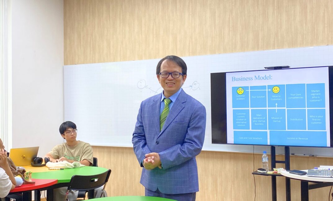 TS. Hoàng Việt Hà giảng dạy về chủ đề “Innovation for Smart Solution” cho sinh viên Asia University Vietnam