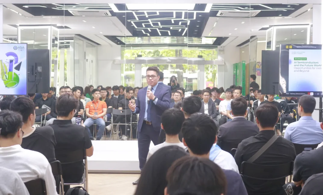 TS. Lê Anh Ngọc phát biểu khai mạc tại hội thảo quốc tế về ngành bán dẫn và AI sáng ngày 22/10/2025