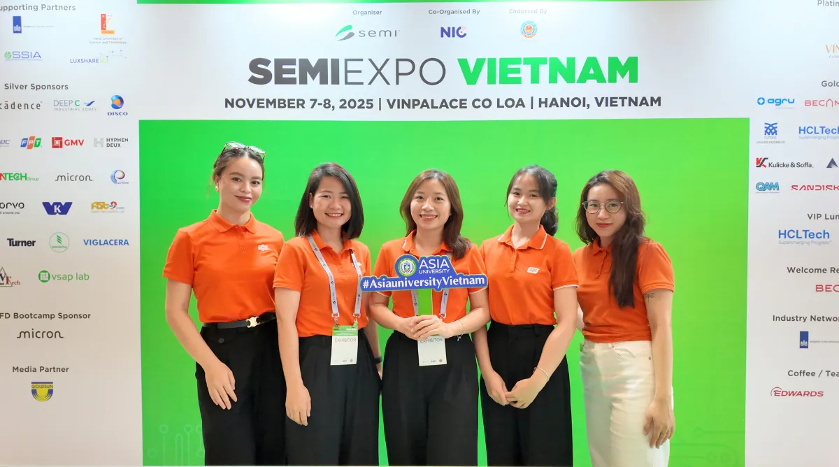 Các cán bộ Asia University Vietnam checkin cùng nhau tại triển lãm