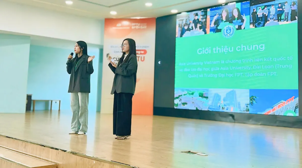 Đại diện Asia University Vietnam chia sẻ về chương trình đào tạo của nhà trường tới các học sinh Trường THPT FPT Hà Nội