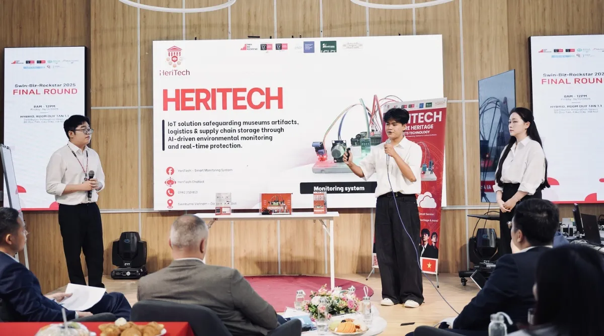 Đội Heri Tech thuyết trình về dự án IoT bảo vệ di sản tại Chung kết Swin-Biz-Rockstar 2025