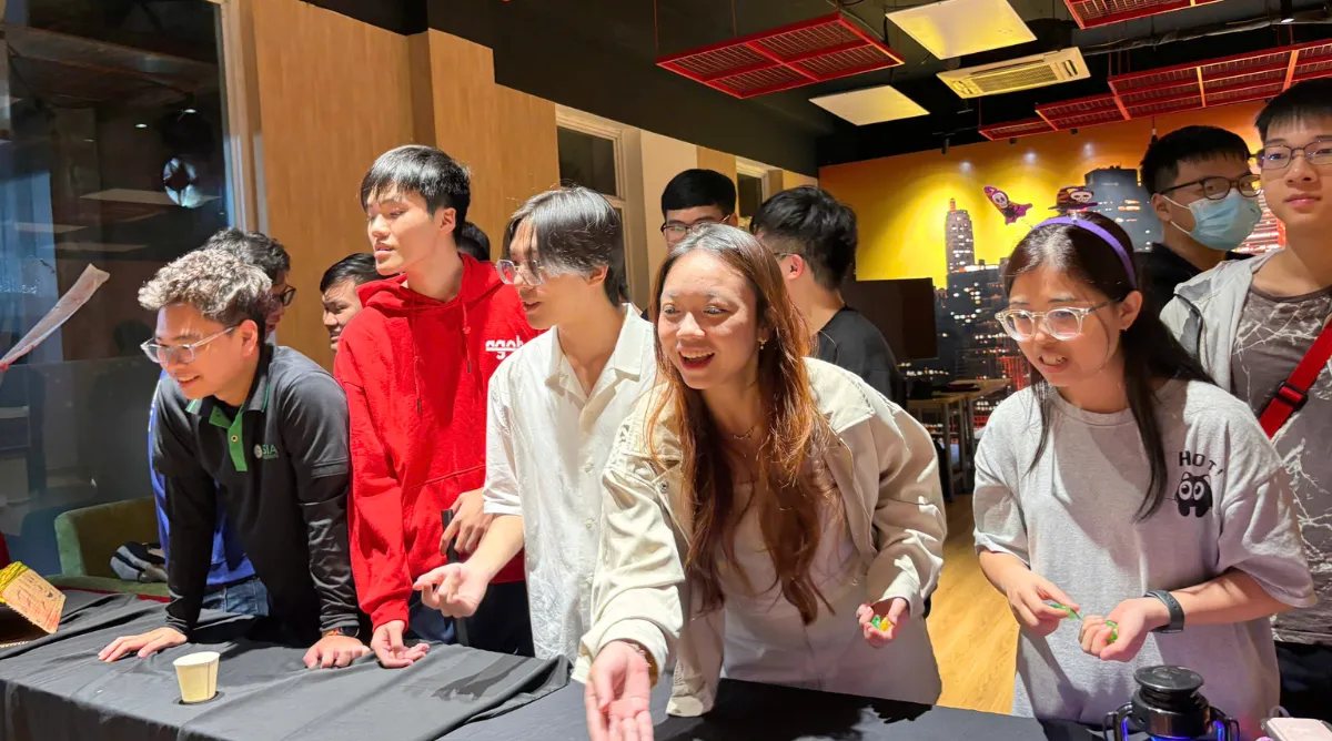 Sinh viên hào hứng tham gia minigame tại Asia de Luna 2025