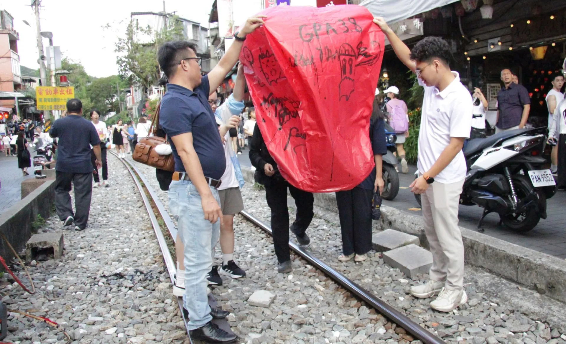 Em Nguyễn Chí Thanh - sinh viên ngành Công nghệ bán dẫn tại Asia University Vietnam (mặc áo trắng, bên phải) tham gia hoạt động thả đèn trời tại Làng cổ Thập Phần