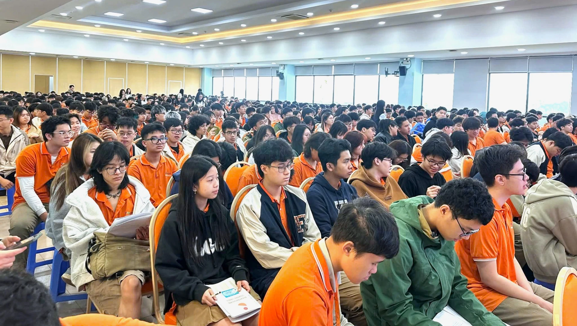 Học sinh Trường THPT FPT Hà Nội lắng nghe chia sẻ của đại diện Asia University Vietnam