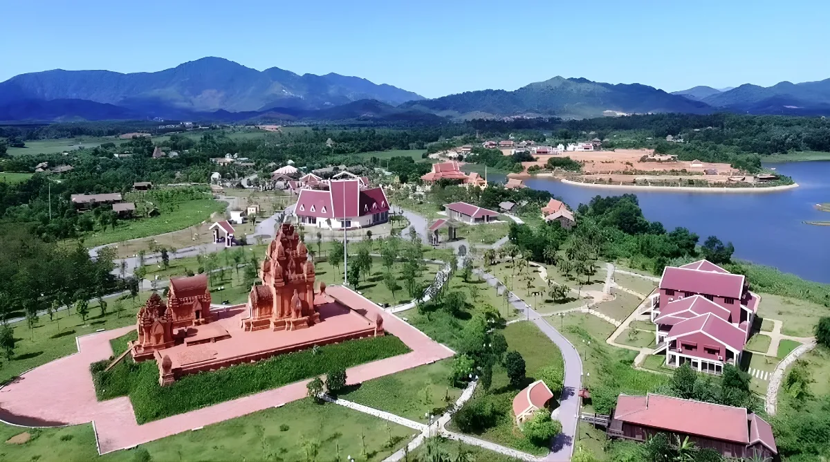 Không gian kiến trúc tái hiện nếp sống của 54 dân tộc tại Làng Văn hóa - Du lịch các dân tộc Việt Nam – nơi sinh viên sẽ có những trải nghiệm thực tế sống động