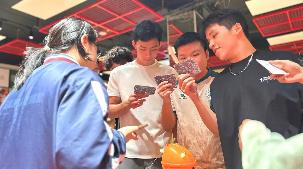 Sinh viên Asia tham gia minigame trả lời câu hỏi tại Asia de Luna 2025