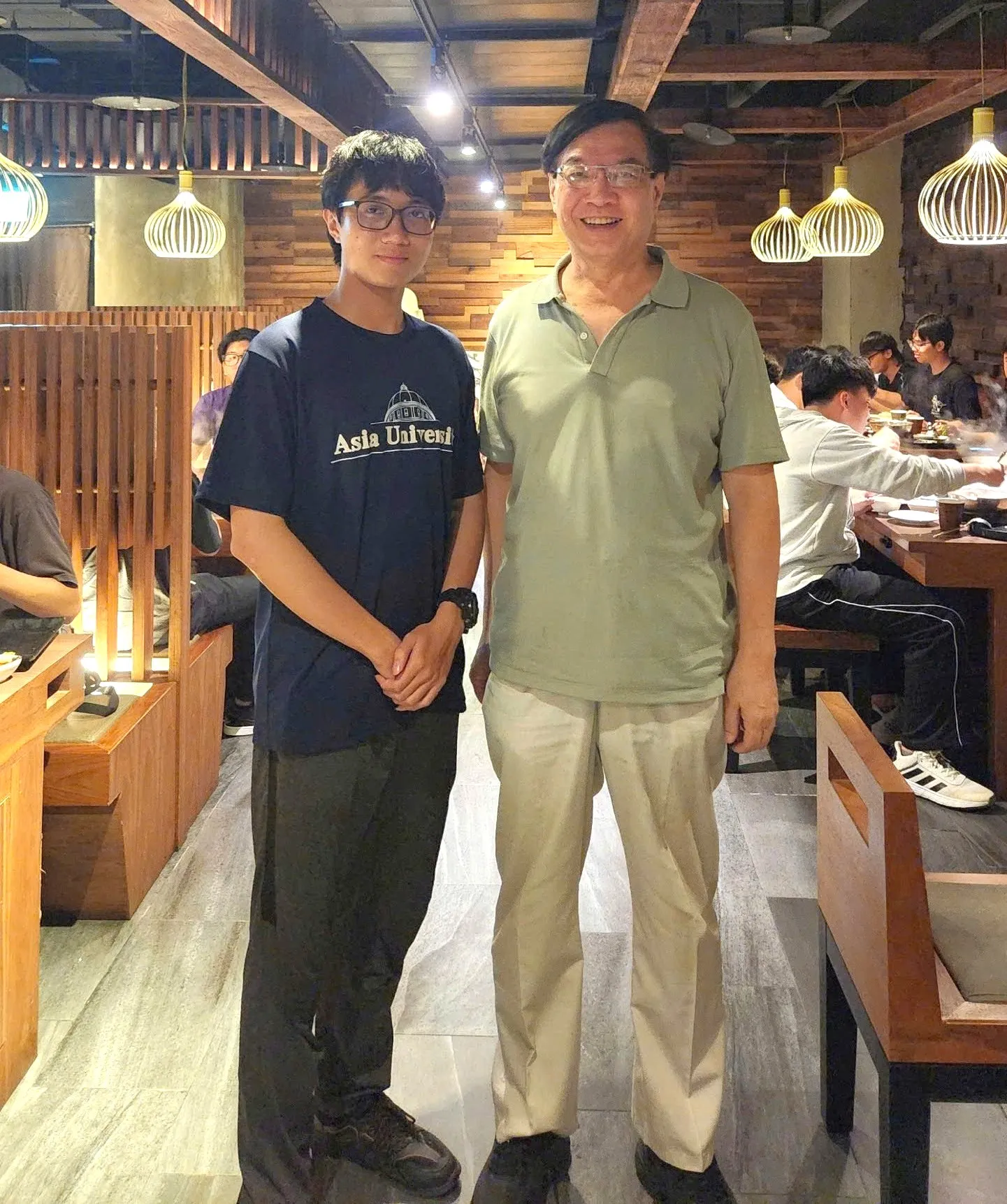 Em Ngô Tấn Tài - sinh viên ngành Công nghệ bán dẫn chụp ảnh cùng Giáo sư Gene-Eu Jan đến từ Asia University, Đài Loan (Trung Quốc)