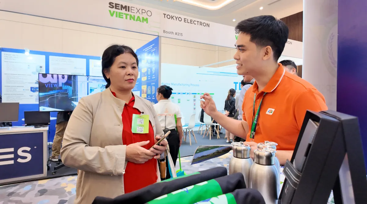 Chị Nguyễn Thị Bích Thủy lắng nghe cán bộ tuyển sinh Asia Universty Vietnam tư vấn về chương trình