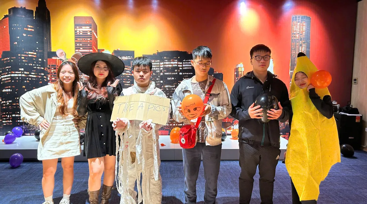 Sinh viên hào hứng chụp ảnh cùng nhau tại Asia de Luna 2025