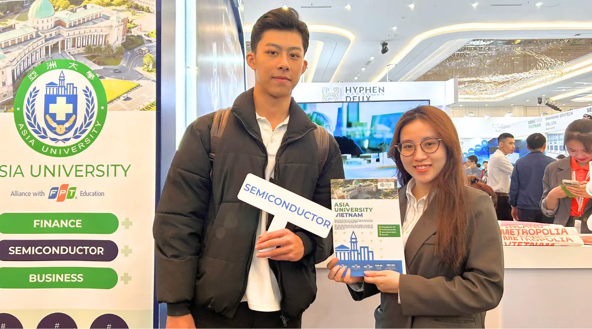 Em Lê Tiến Dũng - sinh viên ngành Công nghệ bán dẫn Asia University Vietnam đến tham quan gian hàng của trường tại SEMIEXPO Vietnam 2025